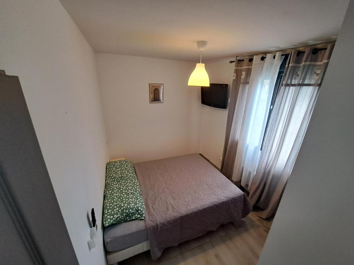 Charmante Maison Avec Piscine Bessan Экстерьер фото
